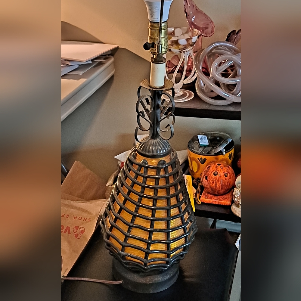 Vintage MCM Brown And Amber Lucite Spagehtti Table Lamp